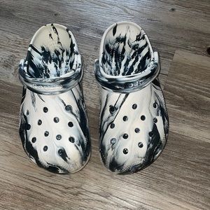 MARBLE CROCS